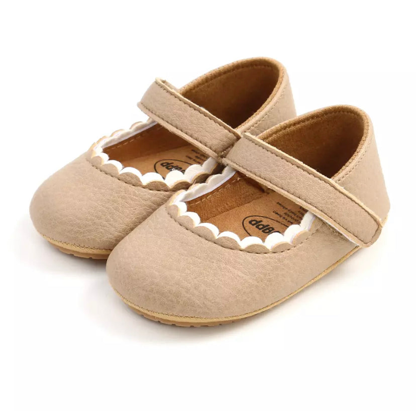 Baby girl shoes in tan